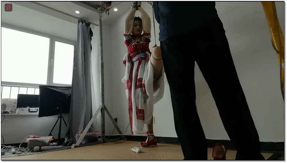 【绳之韵】古装也惊艳的小九妹，古装小舞娘的白袜前手片足吊、勒嘴，漏内，脱掉小白袜..