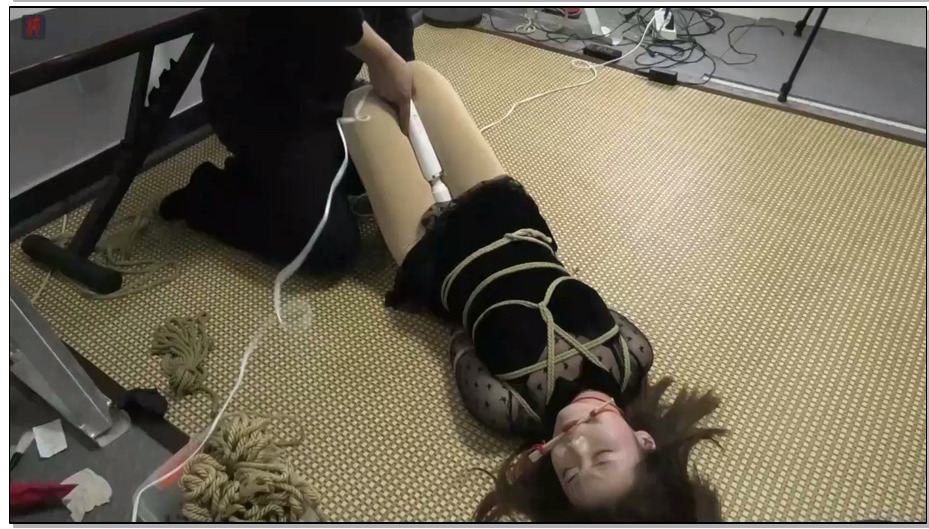【绳之韵】小九妹再次进入“状态”，榻榻米上的驷马强高、扭动的小手和脚丫，潮红的脸…