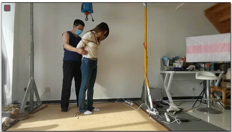 【绳之韵】倒吊的风骚美妇诗韵 上 原味棉袜堵嘴，悬空、颠倒的世界