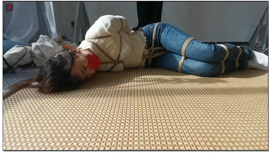 【绳之韵】倒吊的风骚美妇诗韵 上 原味棉袜堵嘴，悬空、颠倒的世界