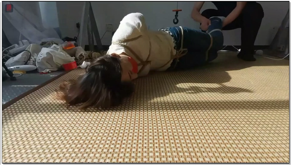 【绳之韵】倒吊的风骚美妇诗韵 上 原味棉袜堵嘴，悬空、颠倒的世界