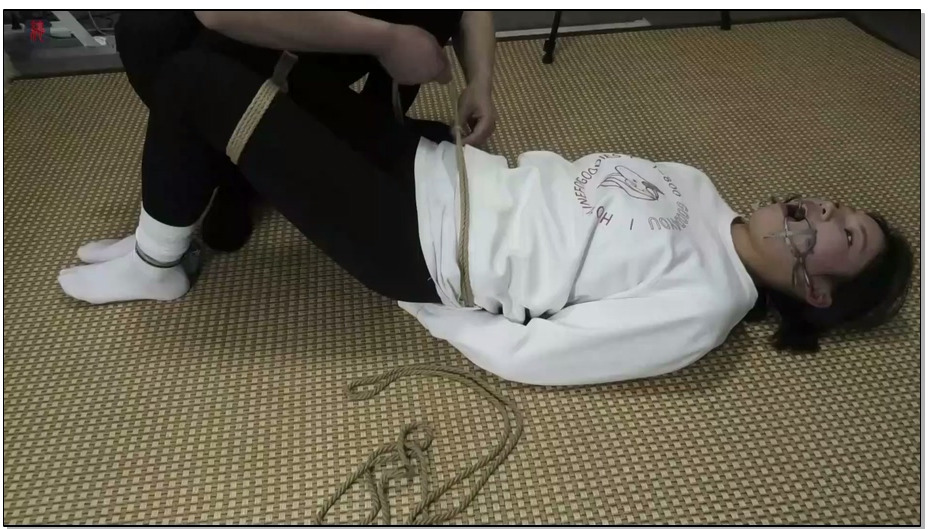 【绳之韵】大学生假期工瑾瑜，紧身裤、白袜，自拷、脚镣、钢制开口器，完全金属禁锢游戏