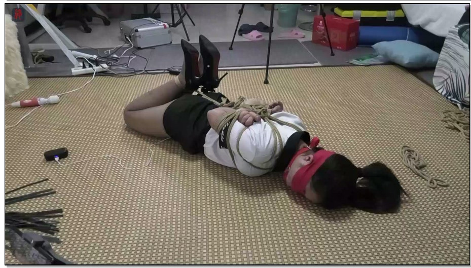 【绳之韵】美女销售小凡一个多小时的痛苦折磨——驷马捆绑，口球、口水、双跳+大棒，…
