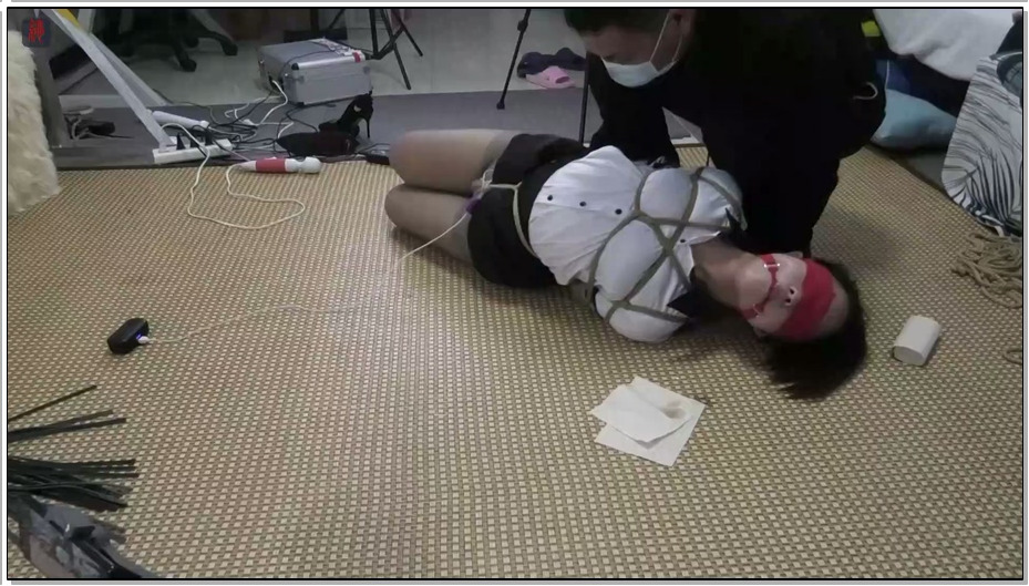 【绳之韵】美女销售小凡一个多小时的痛苦折磨——驷马捆绑，口球、口水、双跳+大棒，…