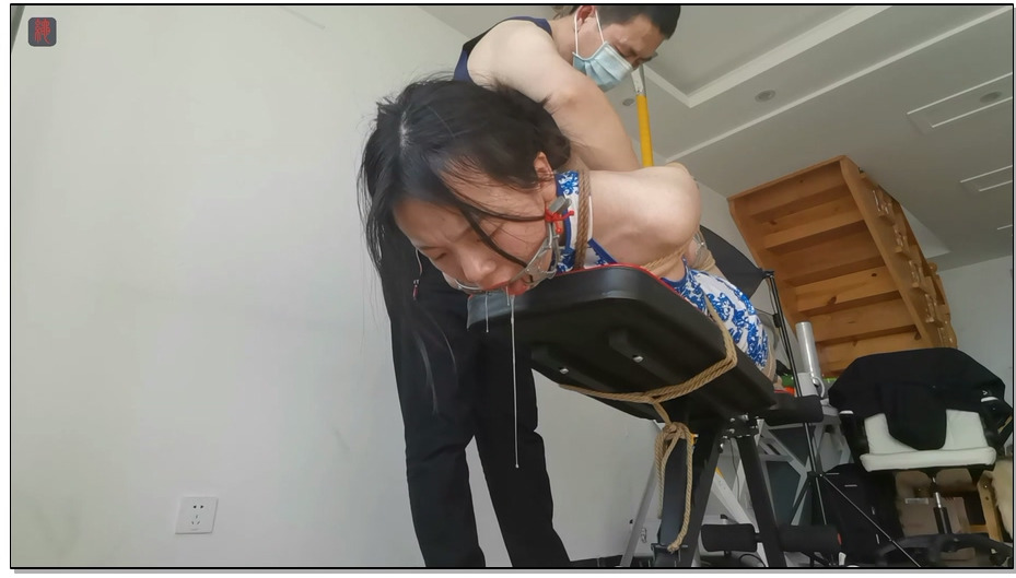 【绳之韵】小软：肉丝小细腿、性感银色凉高，驷马、TK、挑逗，口水收集游戏，瀑布口水…