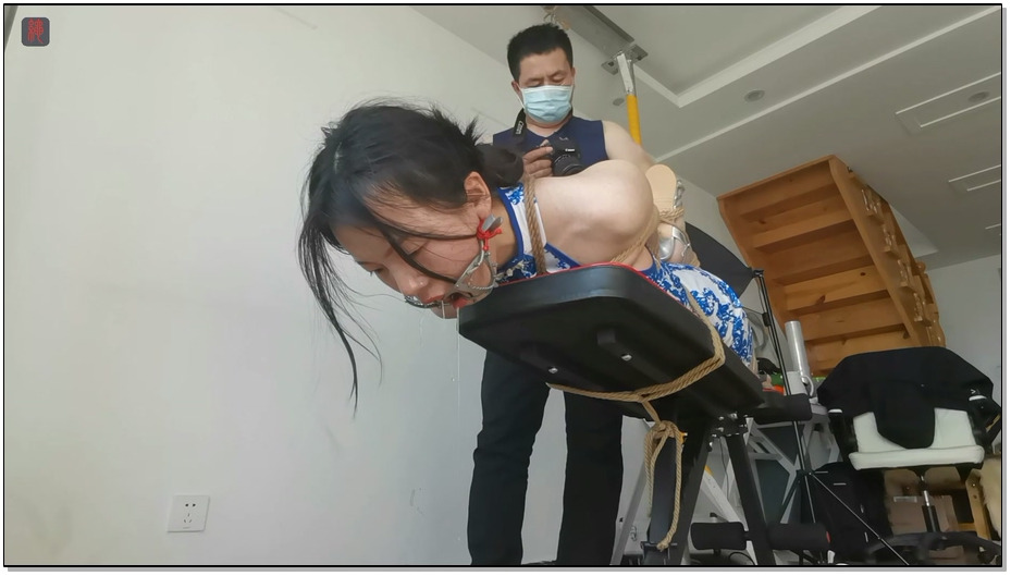 【绳之韵】小软：肉丝小细腿、性感银色凉高，驷马、TK、挑逗，口水收集游戏，瀑布口水…