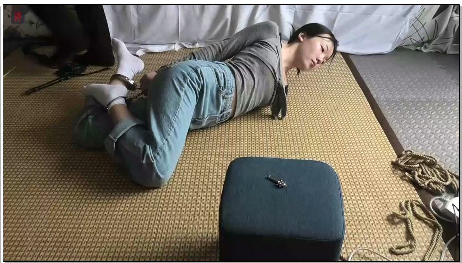 【绳之韵】小软镣铐3： 强拍镣铐脱裤小便过程的尴尬（可拍的场景都要尽量拍下来）