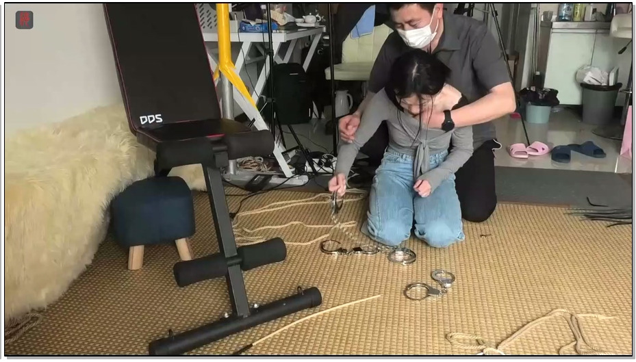 【绳之韵】小软镣铐3： 强拍镣铐脱裤小便过程的尴尬（可拍的场景都要尽量拍下来）