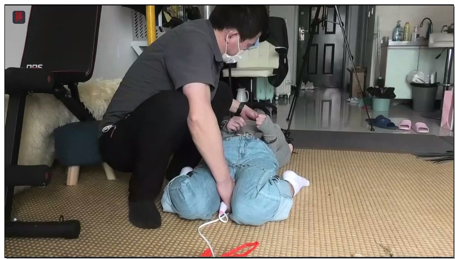 【绳之韵】小软金属，春光乱泄：玩过了花样玩尺度！臂拷、腕拷+脚镣，深度玩虐、羞辱