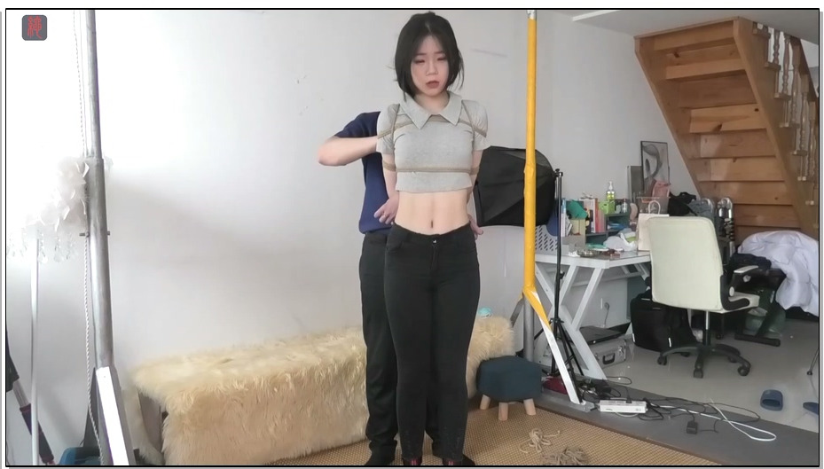 【绳之韵】美少女小呆，12CM美脚细高，口球、宝贝塞入：美少女外出散步前的“全副武装” 