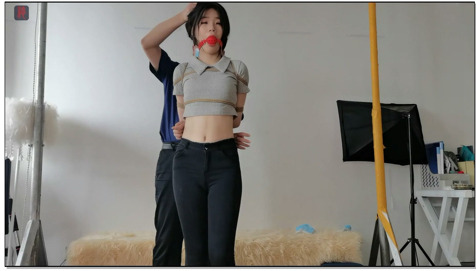 【绳之韵】美少女小呆，12CM美脚细高，口球、宝贝塞入：美少女外出散步前的“全副武装” 