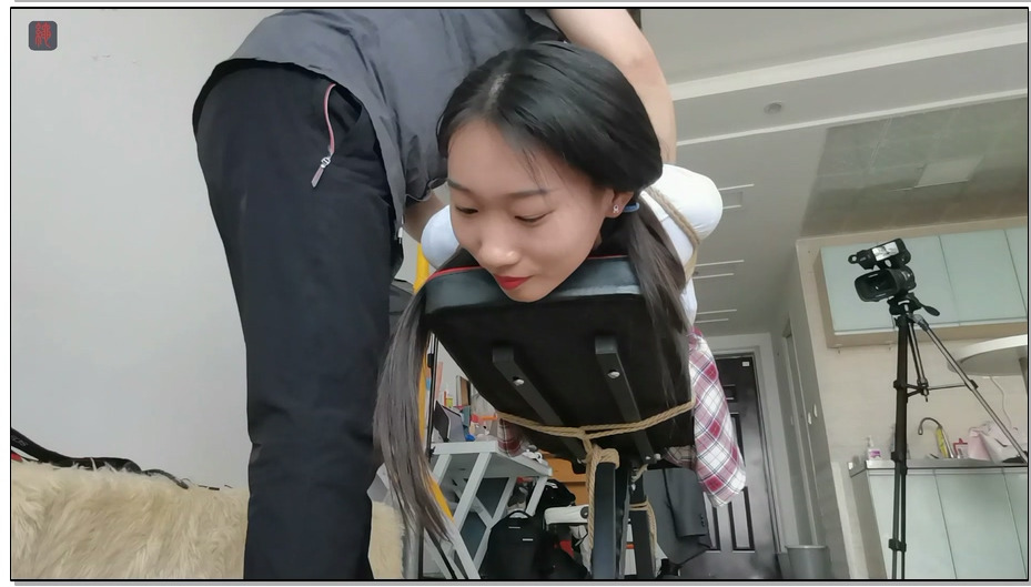 【绳之韵】苗苗老师，短裙JK、双马尾，直臂驷马，大号口球、晶莹口水，鞭打、零度挣扎..