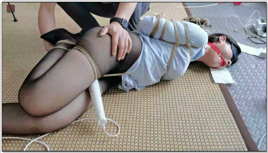 【绳之韵】寂寞少妇的减压游戏，小倩，空心浅蓝衬衣、黑丝TJ，电动玩具深入+筋膜枪+棒..