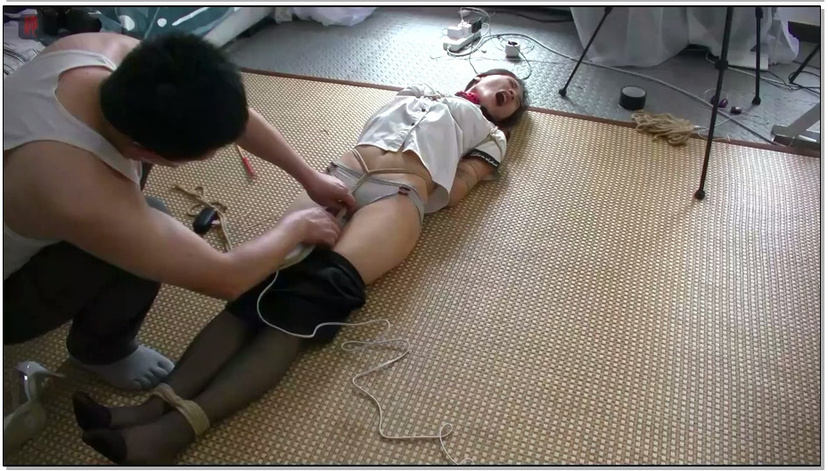 【绳之韵】菲菲：极限后高手、地板蛇缚，零距离宝贝刺激+双震，各种蹂躏，黑丝小女仆..