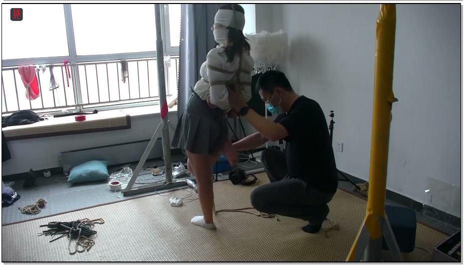 【绳之韵】美脚女孩小诺：蒙眼封嘴片足吊，花样百出虐小脚，勾勾扭扭、晃晃悠悠无处可逃