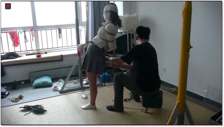 【绳之韵】美脚女孩小诺：蒙眼封嘴片足吊，花样百出虐小脚，勾勾扭扭、晃晃悠悠无处可逃