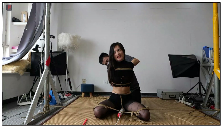 【绳之韵】菲菲，刑架下的重口蹂躏，跪吊、横躺，分腿固定棒强击，绷带+丝巾多种封堵