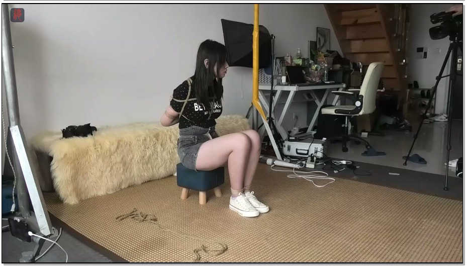 【绳之韵】美少女周颖绳艺：绑了一个可爱的美腿小主持，帆布鞋白袜牛仔裙捆绑游戏