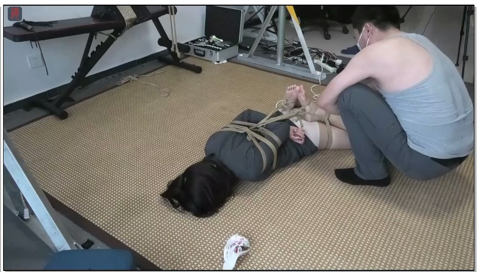 【绳之韵】瑾瑜，终于突破个人尺度，OL风少女的可爱小内内，分腿驷马、勒脚趾固定