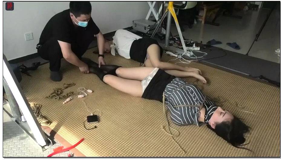 【绳之韵】瑾瑜、菲菲，OL女奴双人TJ：双人丝足连缚、原味强入，皮鞭、美腿、翘臀