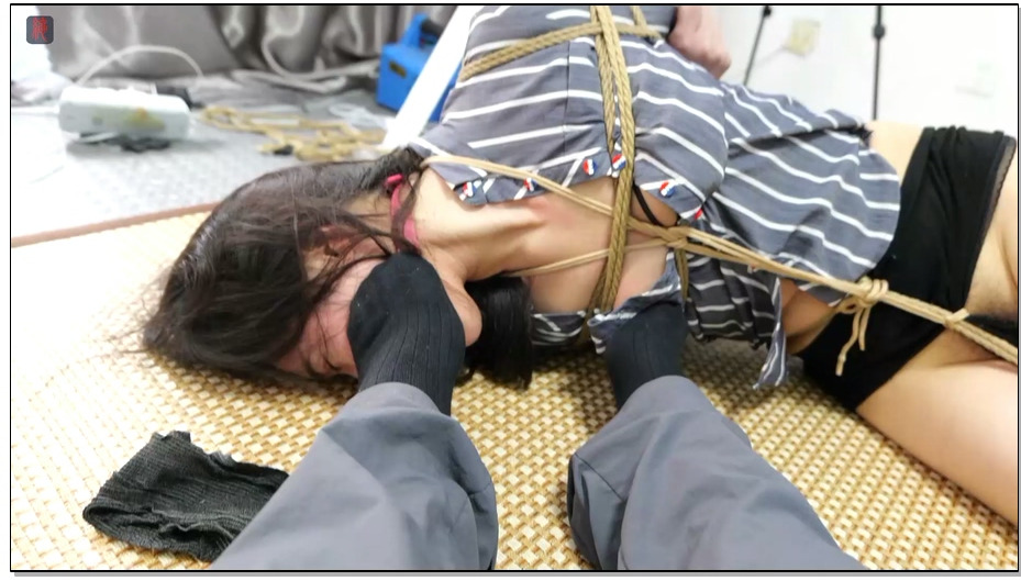 【绳之韵】极致羞辱、重口新台阶。模特菲菲，刑架下的黑丝玩偶，女奴培育新课程