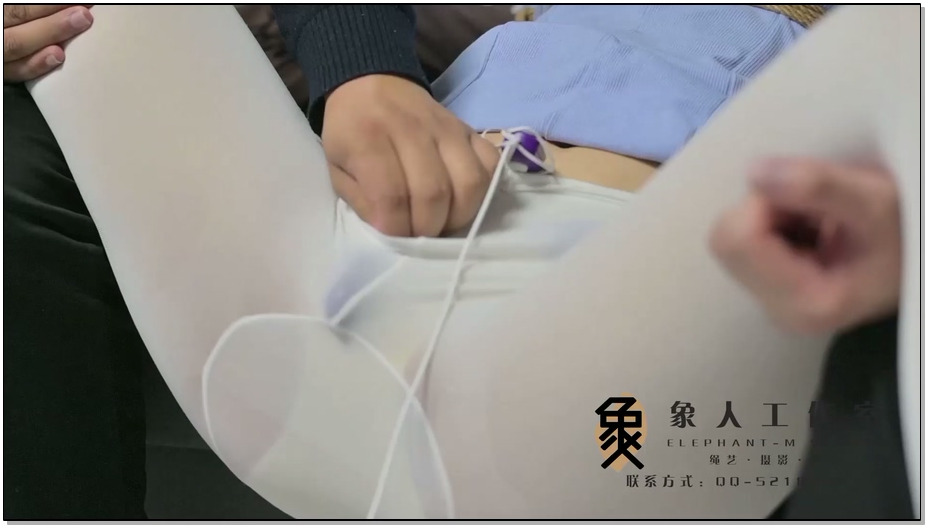 【象人工作室】小秋白丝白布鞋，M腿双人疯狂TK，24分钟不停歇 ，不给一分钟的喘息机会…