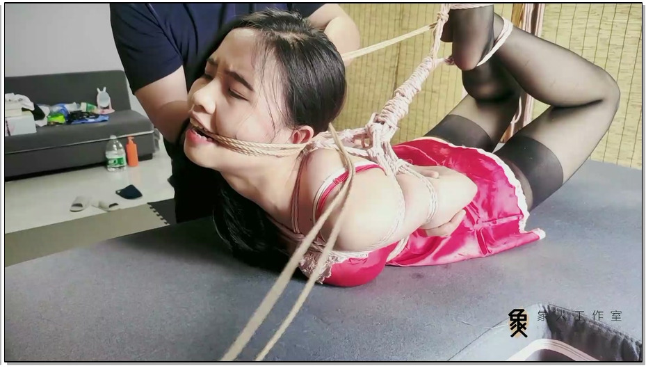 【象人工作室】小O-露脸、睡衣黑丝，驷马爬行，极限放置，勒嘴抬头 