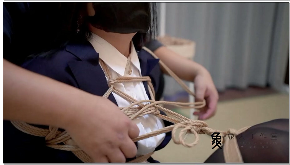 【象人工作室】轻语02-制服+吊带黑丝+高跟，抚摸，揉虐，柔韧性不好的驷马，玩到中途