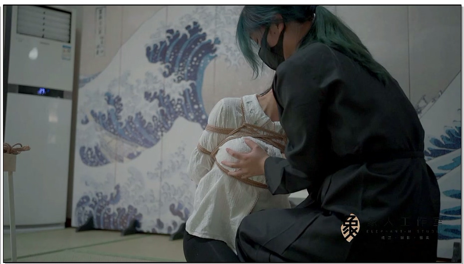 【象人工作室】女调女，小0&花花- 可爱小0遇到心狠手辣女S花花，绑好就开始扒衣服！