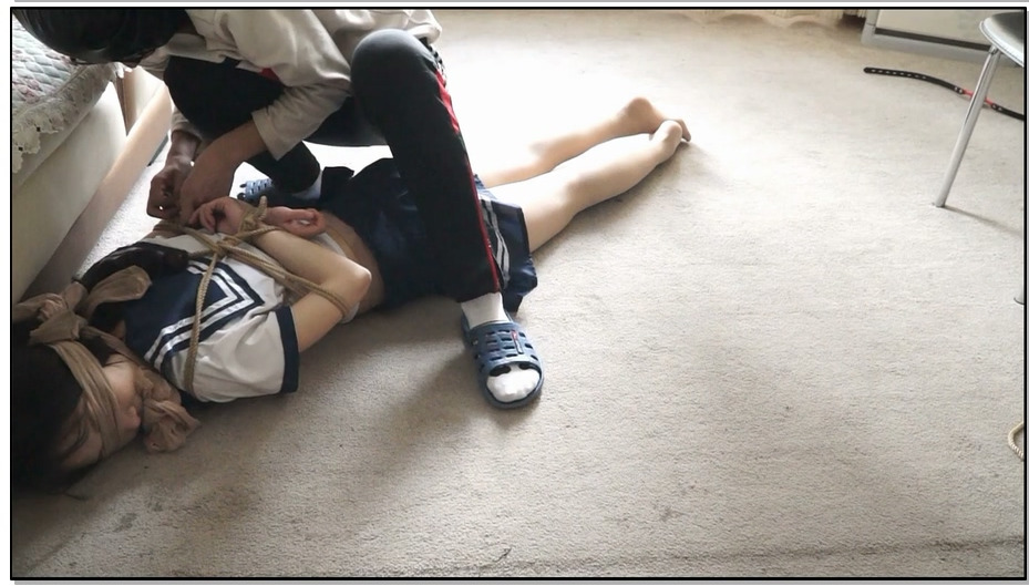 【逍遥】学生装捆绑调教堵嘴挣扎，逍遥美女模特依然主演1