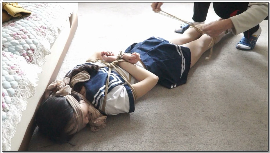 【逍遥】学生装捆绑调教堵嘴挣扎，逍遥美女模特依然主演1