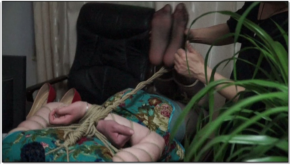 【逍遥】旗袍黑丝秘书调教，堵嘴吊绑，办公桌上驷马挠黑丝脚心－王玉卓