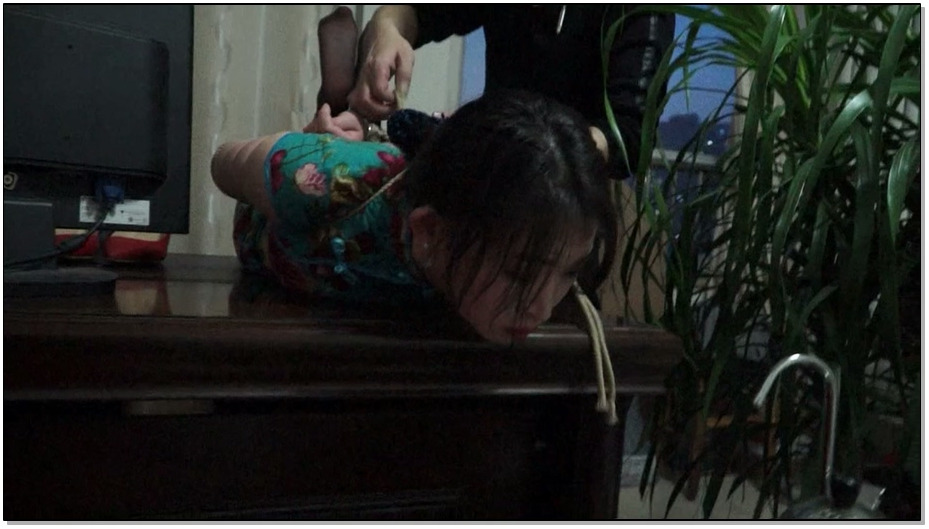 【逍遥】旗袍黑丝秘书调教，堵嘴吊绑，办公桌上驷马挠黑丝脚心－王玉卓