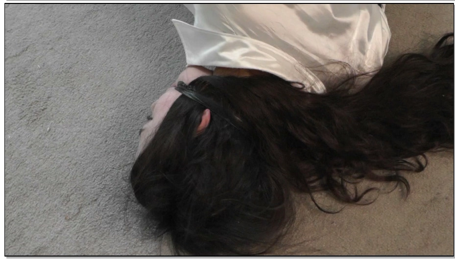 【逍遥】黑丝白领美女全身胶带KB勒嘴无助翻滚挣扎