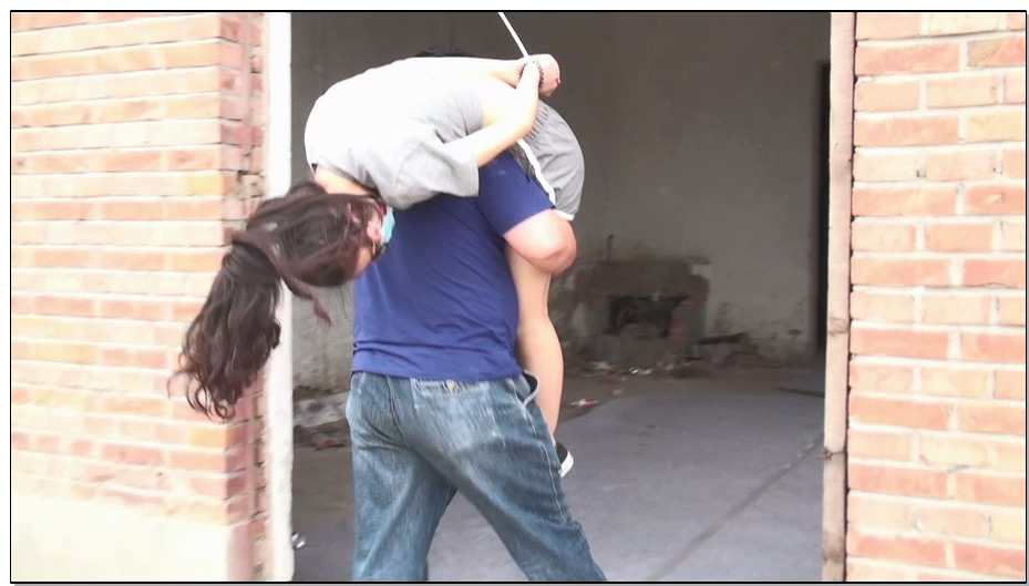 【逍遥】野外车劫-下，两美女在外出游玩遭遇黑车司机连环绑架之野外的破屋