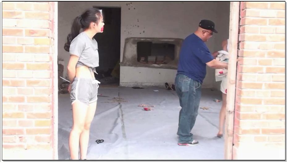 【逍遥】野外车劫-下，两美女在外出游玩遭遇黑车司机连环绑架之野外的破屋