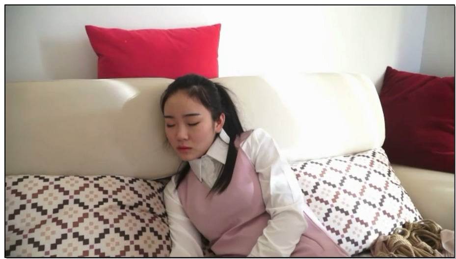 【逍遥】绑架邻家女孩 上篇 猥琐中年男绑架邻家妙龄美女，驷马紧缚无限挣扎。逃脱无门