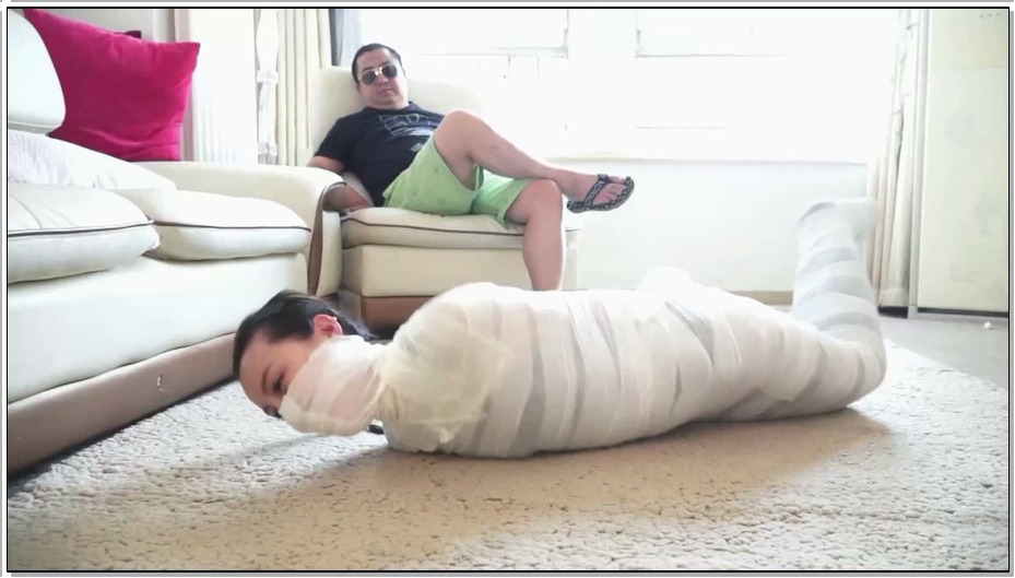 【逍遥】名模的陷阱02 美女被强制伪装拘束！救星就在面前却发现不了！美女木乃伊捆绑…