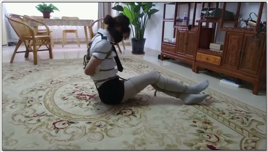 【逍遥】蝴蝶效应01 美丽警服美女~灰丝美腿交错捆绑，手被厚袜子包裹胶带封口，绷带，…