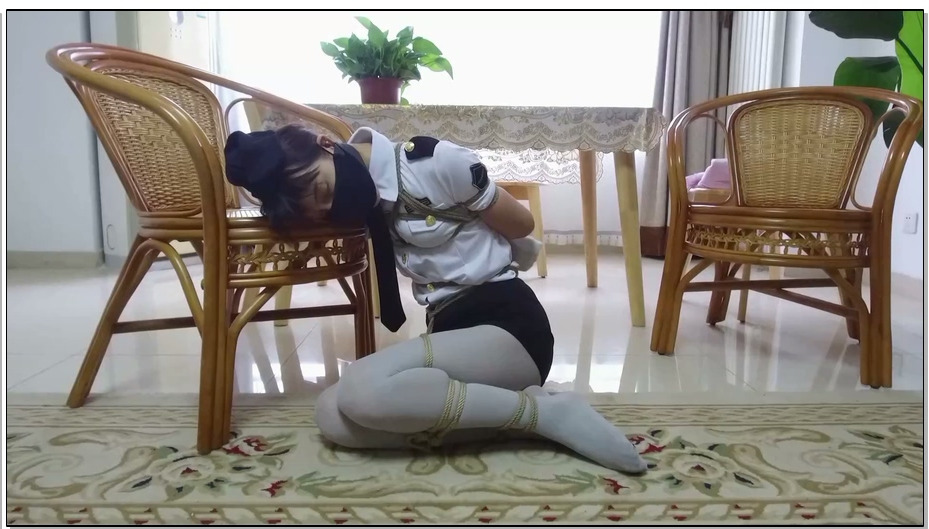 【逍遥】蝴蝶效应02 美丽警服美女！丝袜美腿折叠分开捆绑，丝袜塞口+口球+口罩，身上…