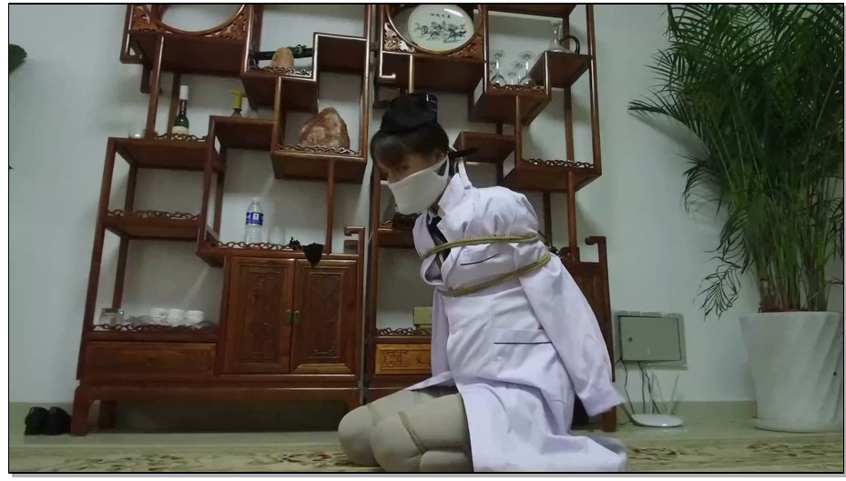 【逍遥】蝴蝶效应02 美丽警服美女！丝袜美腿折叠分开捆绑，丝袜塞口+口球+口罩，身上…