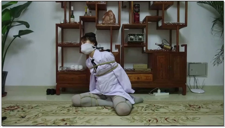 【逍遥】蝴蝶效应02 美丽警服美女！丝袜美腿折叠分开捆绑，丝袜塞口+口球+口罩，身上…