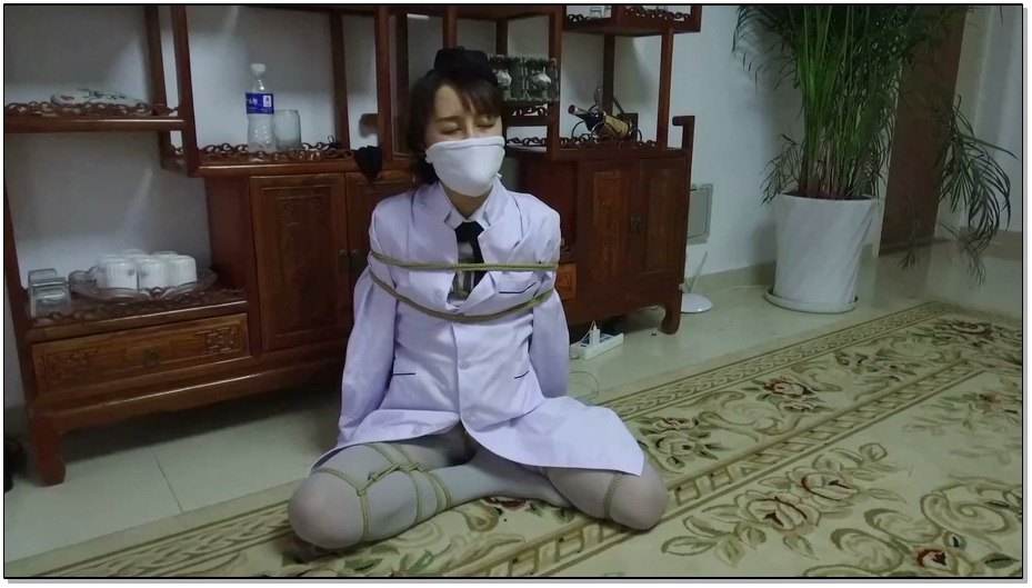 【逍遥】蝴蝶效应02 美丽警服美女！丝袜美腿折叠分开捆绑，丝袜塞口+口球+口罩，身上…