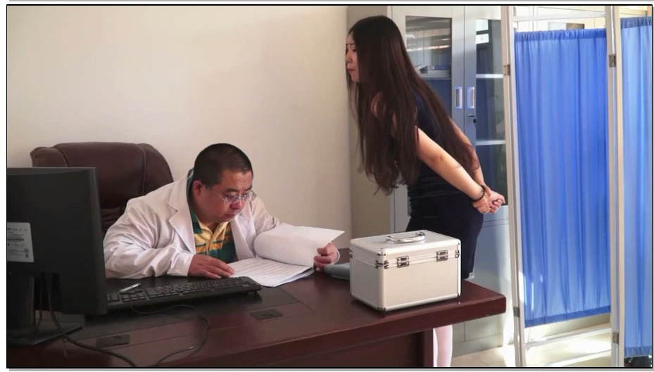 【逍遥】被催眠的丽人02 美女被医生当成精神病！身穿拘束衣，白丝美腿也被捆绑！美女…