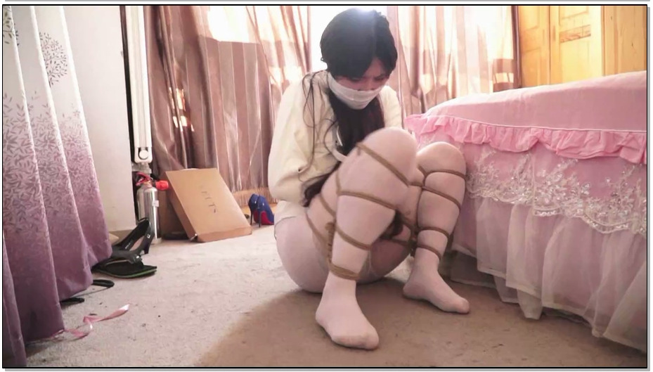 【逍遥】被催眠的丽人03美女拘束衣!白丝美腿折叠捆绑，被迫失禁！救星在面前却被当成…