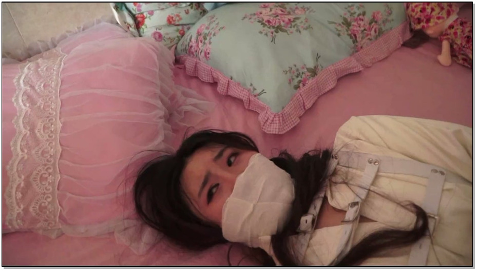 【逍遥】被催眠的丽人03美女拘束衣!白丝美腿折叠捆绑，被迫失禁！救星在面前却被当成…