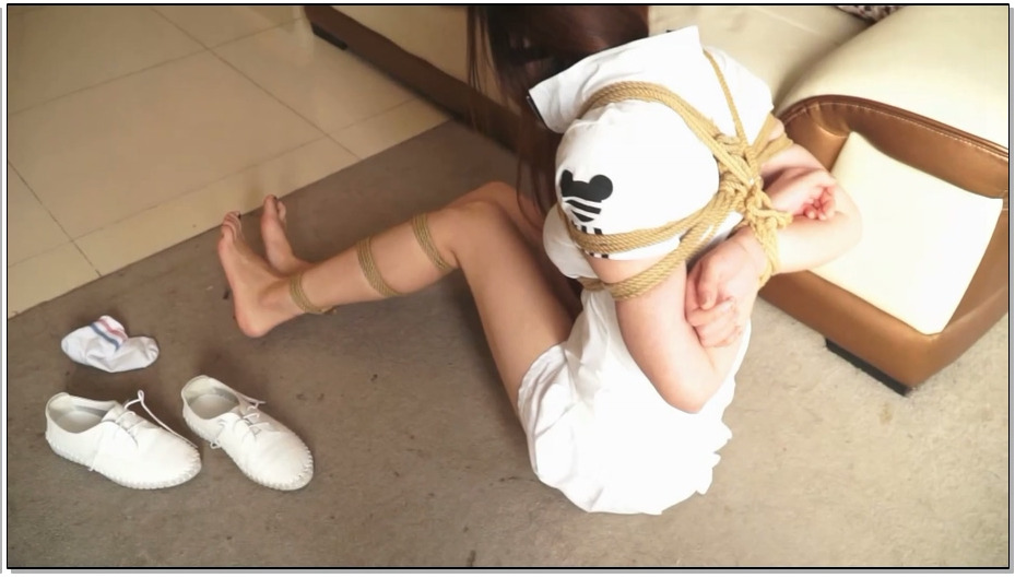 【逍遥】新模李雨潼 罪恶的绑架上集 美女大学生遭遇快递陷阱 捆绑控制 口球堵嘴 监禁…