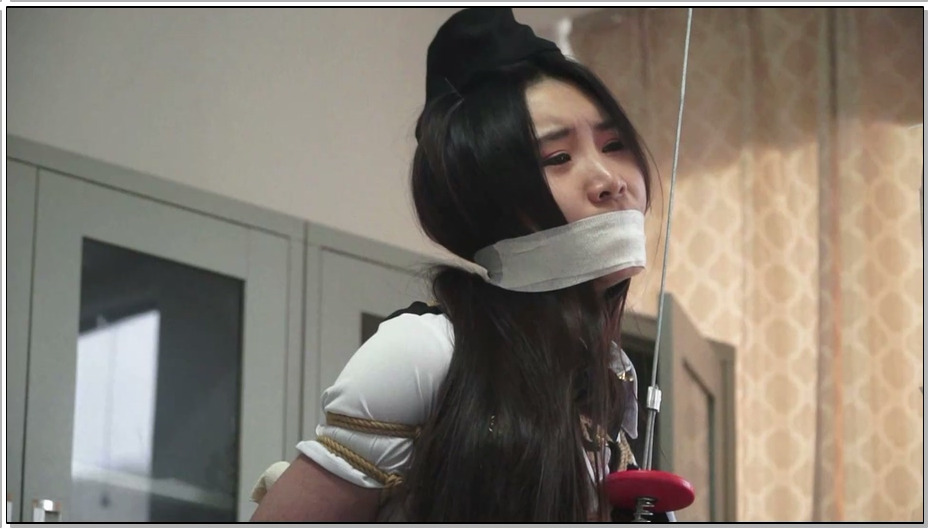 【逍遥】被算计的女警02 美丽女警被股绳吊缚，黑丝踮脚痛苦不堪！失禁浸湿 丝袜美腿！