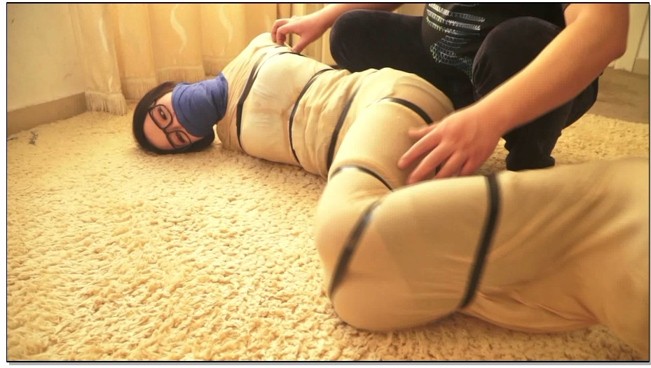 【逍遥】丽人挣扎—女教师-美丽教师捆绑+铁链，手脚丝袜包裹 口球堵嘴 最后全身丝袜包…