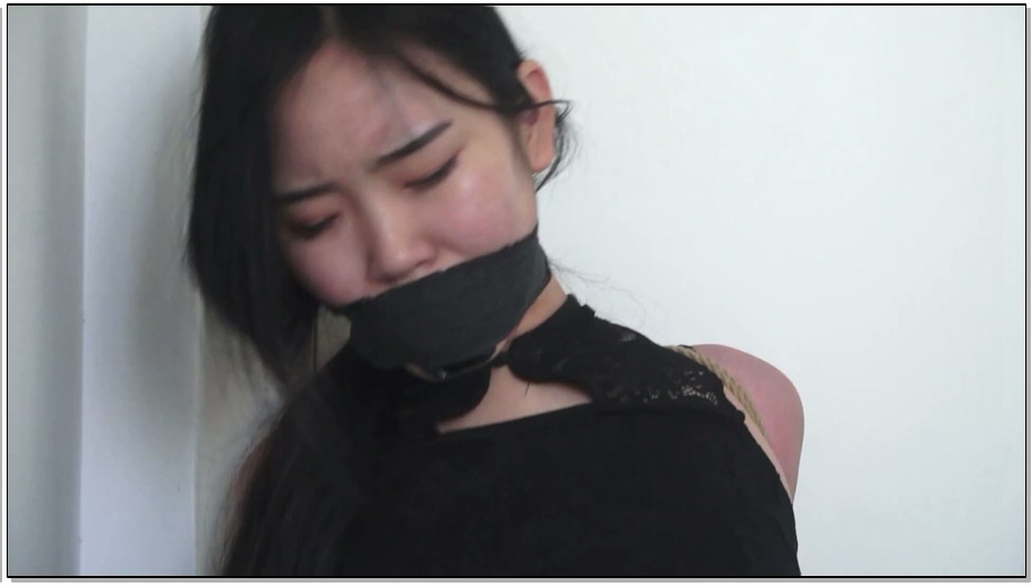 【逍遥】美女卧底折磨02 – 美女反绑拿 枪 跳 蛋刺激 失 禁喷 汁 丝袜美腿湿透